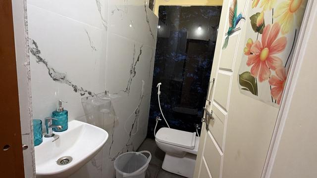 Bathroom with washbasin and western toilet