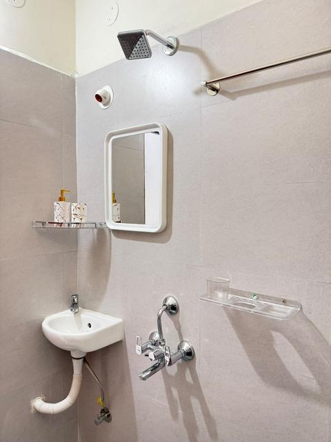Bathroom with washbasin, mirror and shower