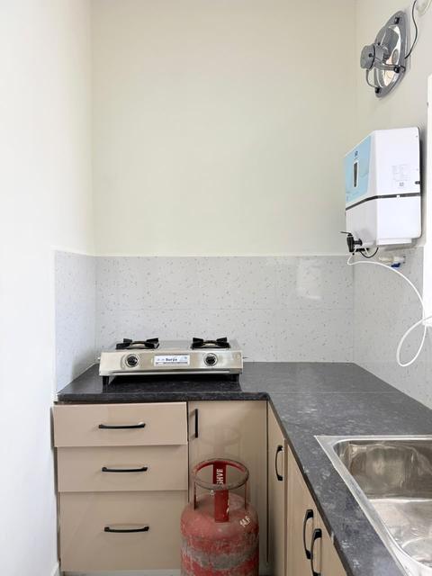 Kitchen counter with gas stove, gas cylinder and water purifier