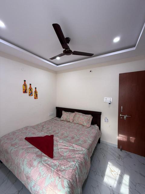 Bedroom with double bed and ceiling fan