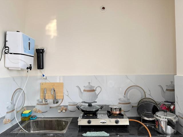 Kitchen counter with gas stove, sink and water purifier