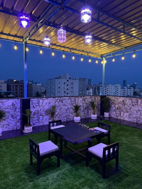 Outdoor table and chairs under the rooftop pergola